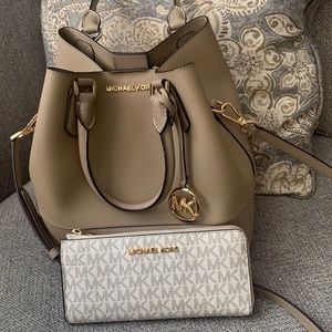 Michael Kors Bucket bag plus Wallet